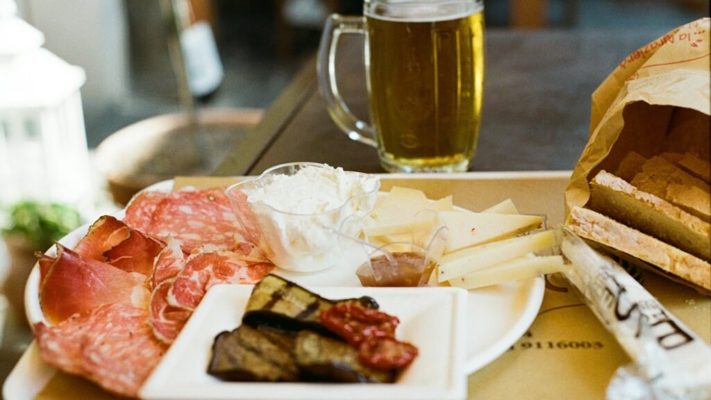 Plateau de fromages et charcuteries servi avec une bière