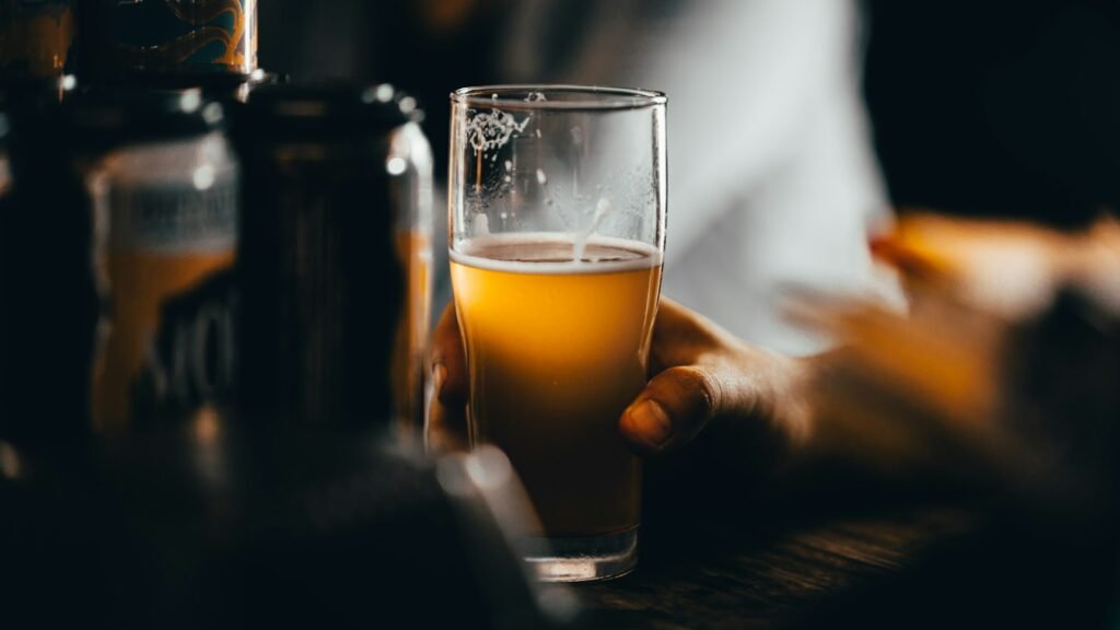 Verre de bière blonde trouble type IPA