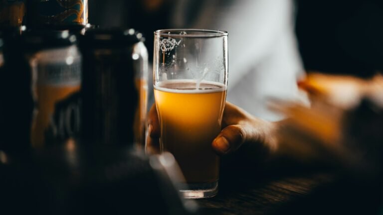 Verre de bière blonde trouble type IPA
