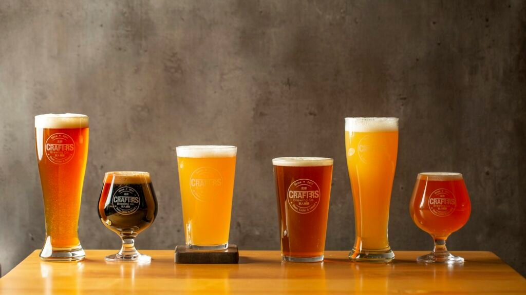 Trois verres de bière sur une table en bois