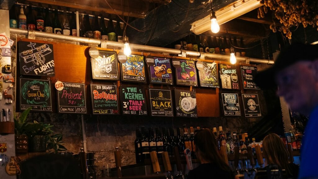 Bar à bières avec de nombreuses tireuses artisanales