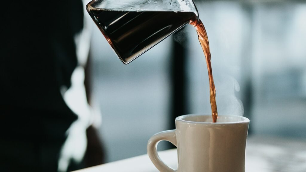 Café noir versé dans une tasse en céramique