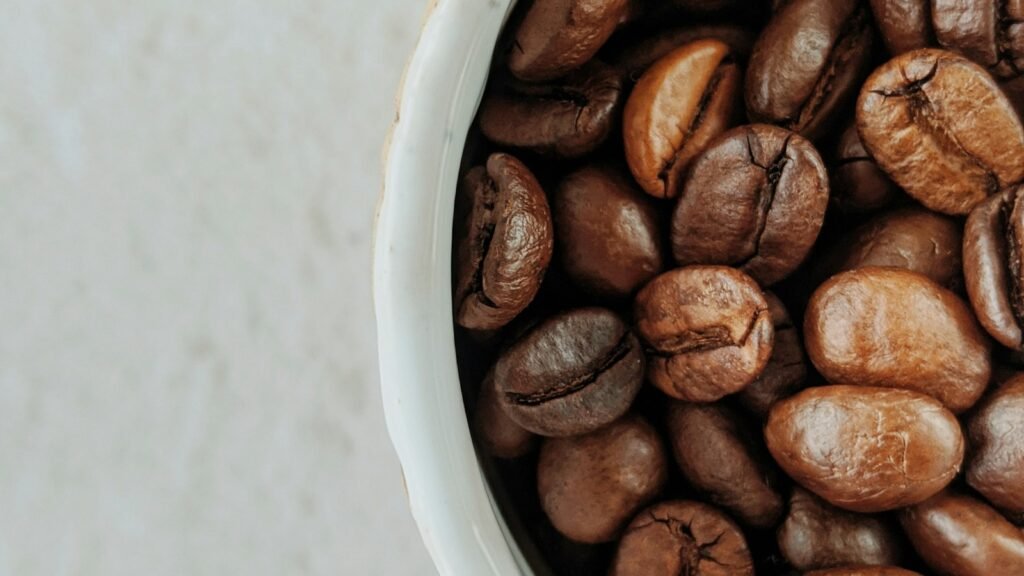 Grains de café torréfiés dans un bol