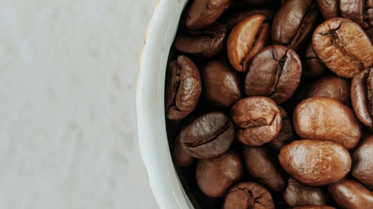 Grains de café torréfiés dans un bol