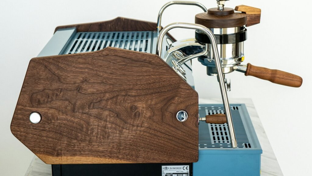 Machine à expresso sur un plan de travail en marbre