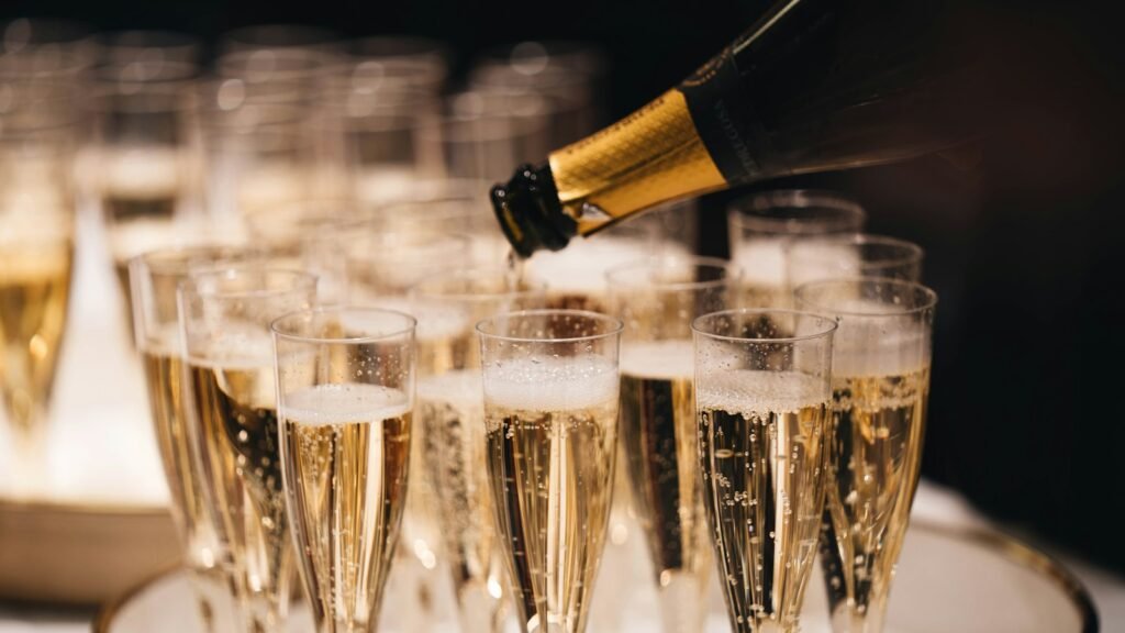 Champagne versé dans des flûtes sur un plateau