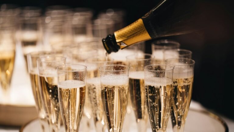 Champagne versé dans des flûtes sur un plateau