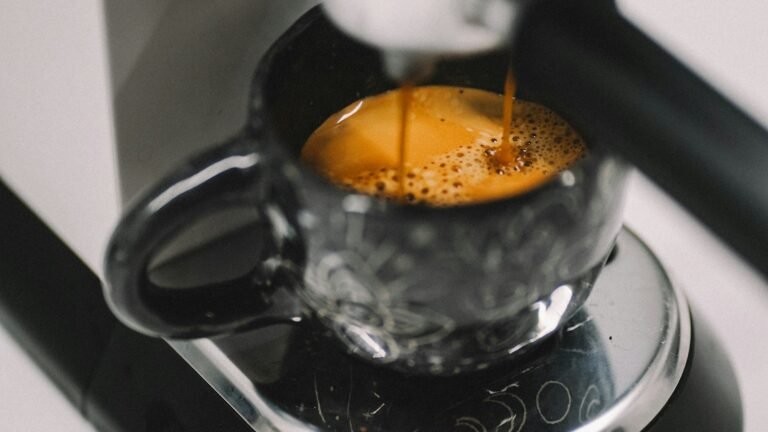 Machine à expresso en train de préparer un café