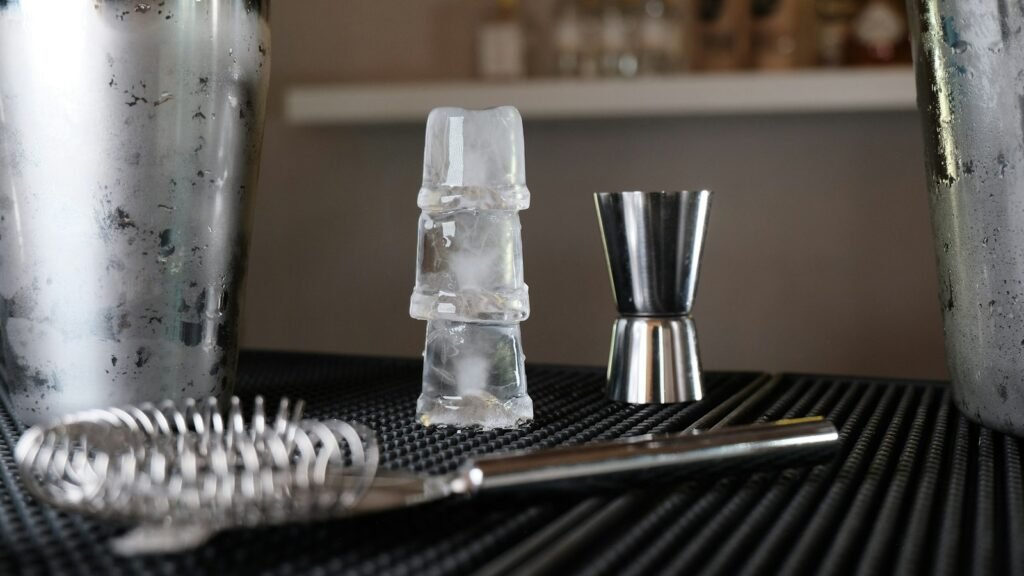 Ustensiles de bar, glaçons et shaker à cocktail