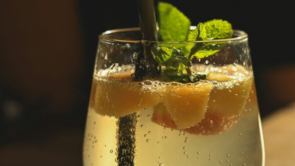 Boisson fraîche aux fruits et à la menthe