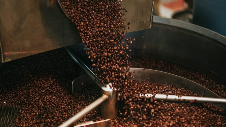 Moulin à café en train de moudre des grains