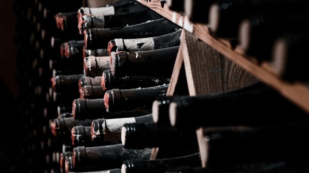 Bouteilles de vin rangées sur une étagère