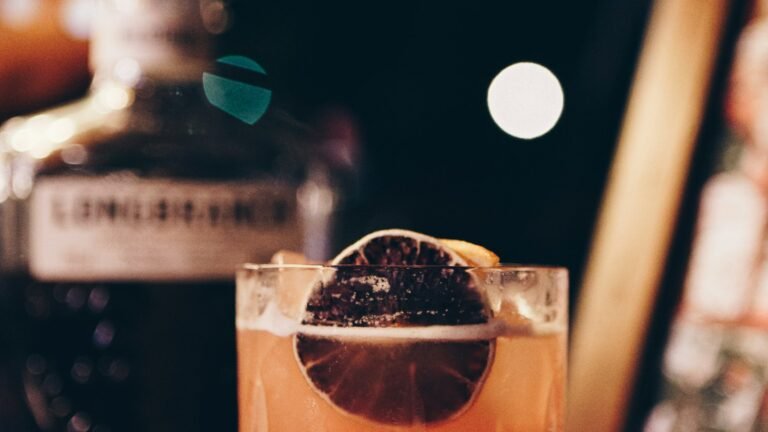 Bouteille d'alcool ambré et verre garni
