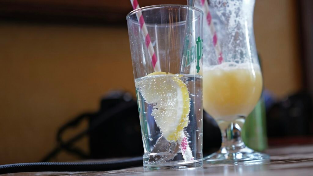 Deux boissons fraîches au citron avec pailles