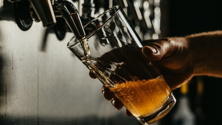 Bière versée dans un verre