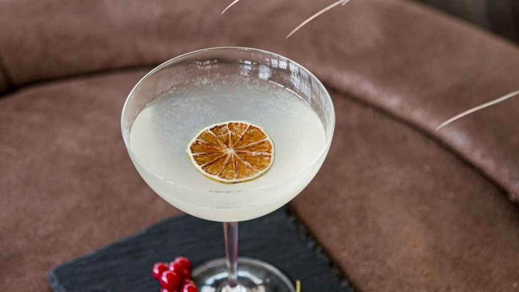 Cocktail classique garni d'une tranche d'orange