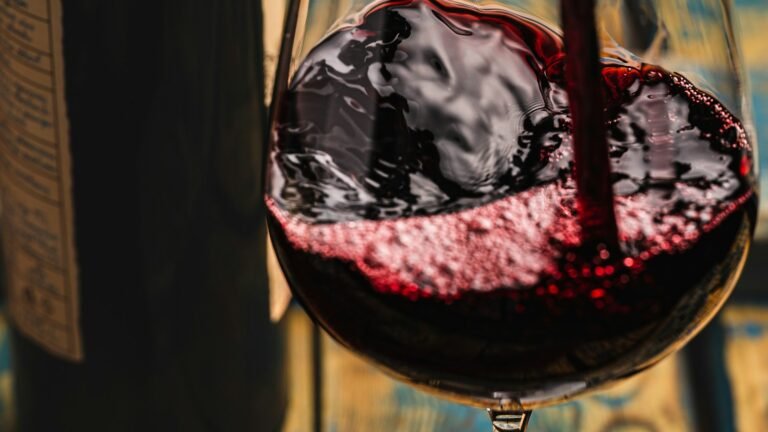 Vin rouge versé dans un verre à pied
