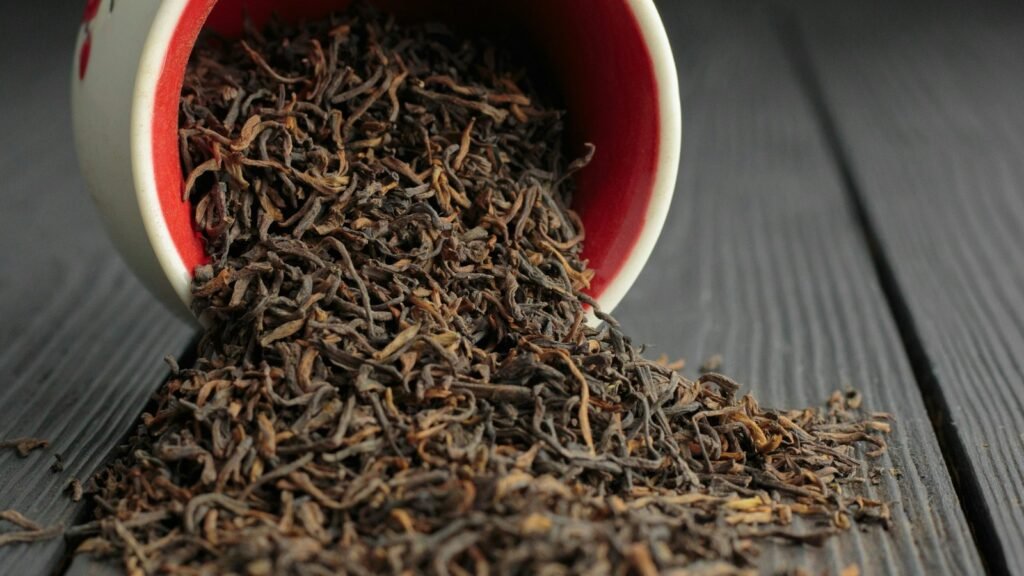 Feuilles de thé séchées dans une tasse