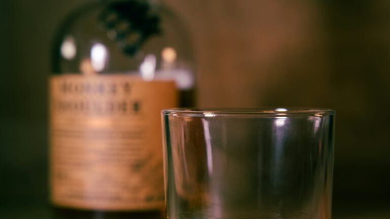 Verre de whisky ambré