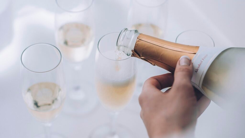 Bouteille de vin présentée devant une rangée de verres