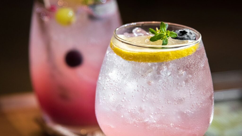Verre à vin rempli d'une boisson rosée